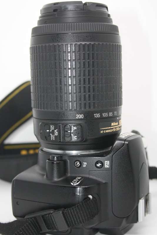Nikon D40 6.1MP Digital SLR Camera Kit with 55200mm f/3.5-5.6G ED VR Auto Focus-S DX Zoom Lens