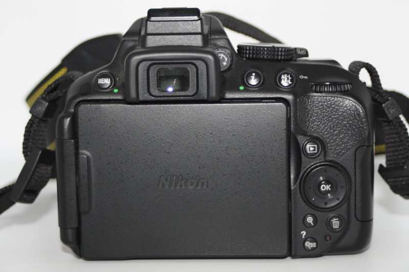 Nikon D5300 24MP DSLR with Nikon 18-55mm f/3.5-5.6G VR Lens , 4000 PICTURES S ON THE CLOCK ONLY