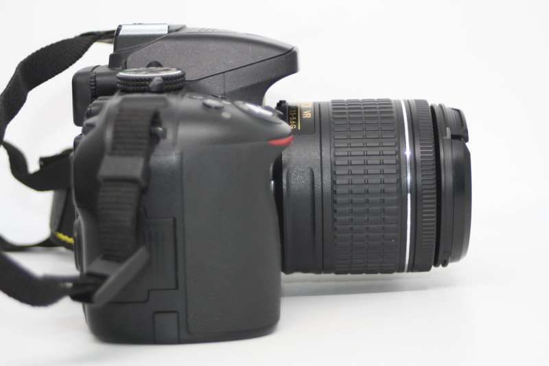 Nikon D5300 24MP DSLR with Nikon 18-55mm f/3.5-5.6G VR Lens , 4000 PICTURES S ON THE CLOCK ONLY