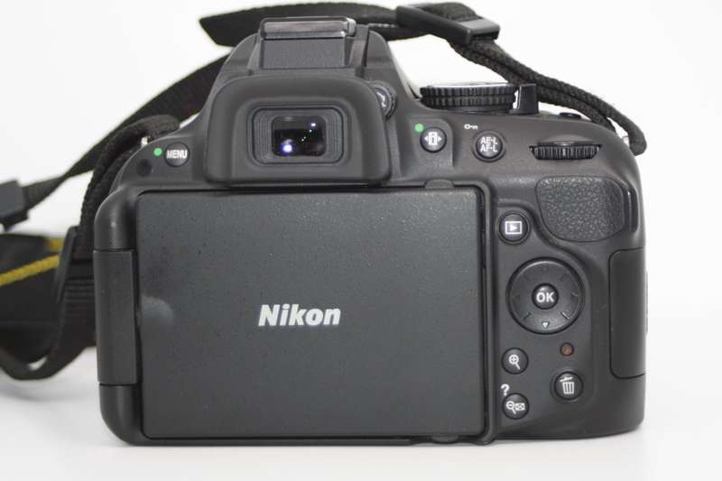 Nikon D5200 24.1 MP CMOS Digital SLR with 18-55mm f/3.5-5.6 AF-S DX VR NIKKOR Zoom Lens,