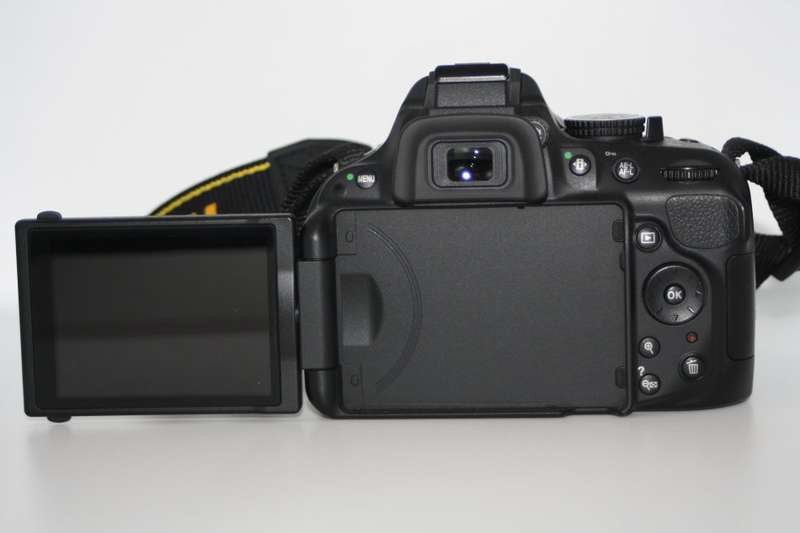 Nikon D5200 24.1 MP CMOS Digital SLR with 18-55mm f/3.5-5.6 AF-S DX VR NIKKOR Zoom Lens,