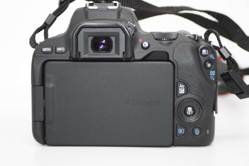 Canon EOS 200D 24MP DSLR Camera with CANON 18-55mm  Lens IN NEW  CONDITION WITH BAG