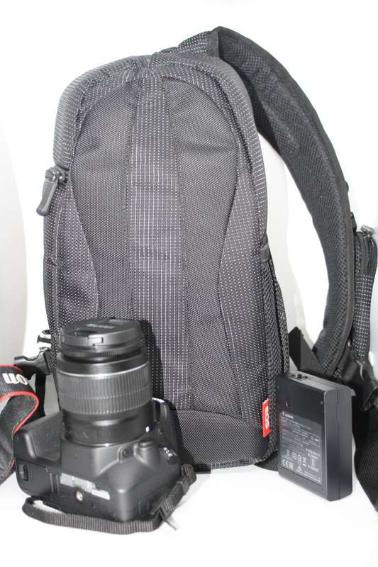 Canon EOS 200D 24MP DSLR Camera with CANON 18-55mm  Lens IN EXCELLENT  CONDITION WITH BAG