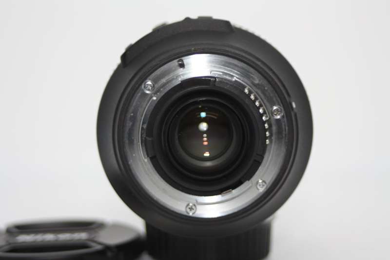 Nikon AF-S 28-300mm f/3.5-5.6 G ED VR Lens IN VERY GOOD CONDITION