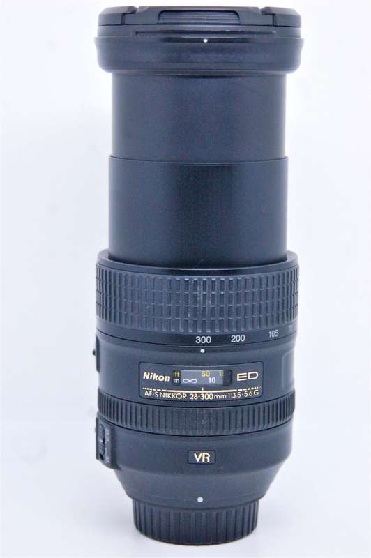Nikon AF-S 28-300mm f/3.5-5.6 G ED VR Lens IN VERY GOOD CONDITION