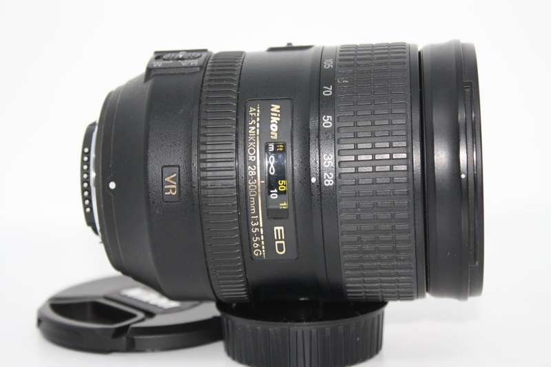 Nikon AF-S 28-300mm f/3.5-5.6 G ED VR Lens IN VERY GOOD CONDITION
