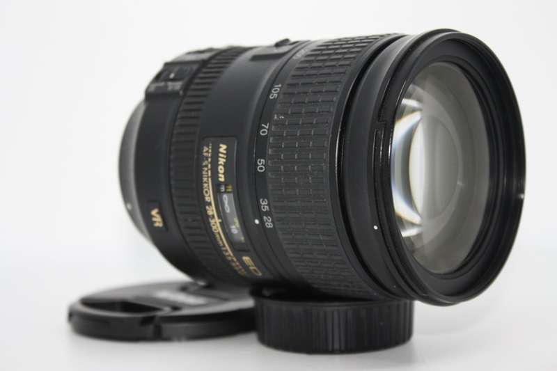 Nikon AF-S 28-300mm f/3.5-5.6 G ED VR Lens IN VERY GOOD CONDITION