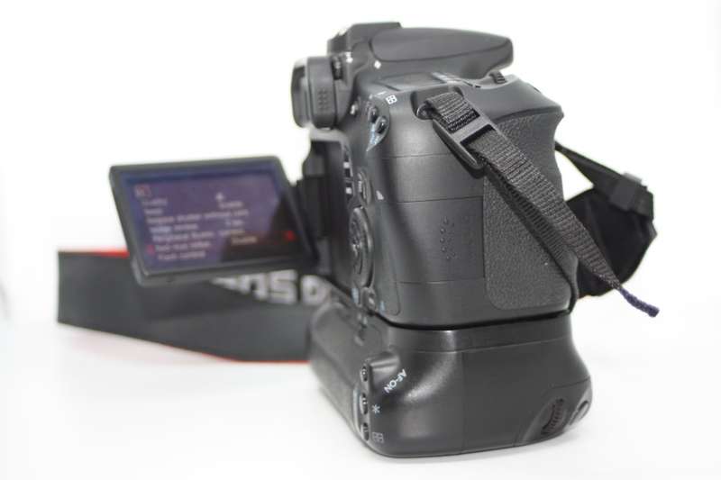 Canon EOS 60D ( BODY ONLY) WITH BATTERY GRIP , 2 BATTERIES AND CHARGER
