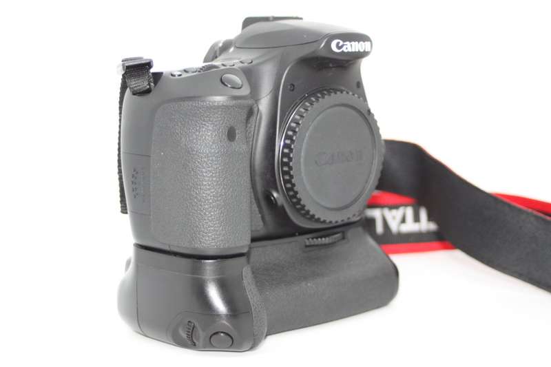 Canon EOS 60D ( BODY ONLY) WITH BATTERY GRIP , 2 BATTERIES AND CHARGER