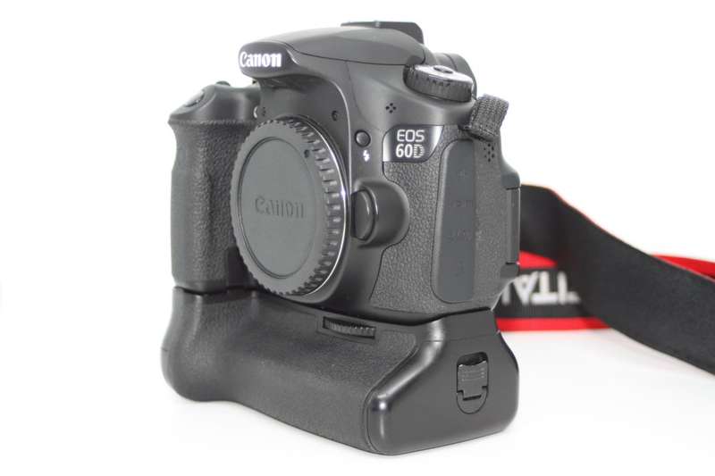 Canon EOS 60D ( BODY ONLY) WITH BATTERY GRIP , 2 BATTERIES AND CHARGER
