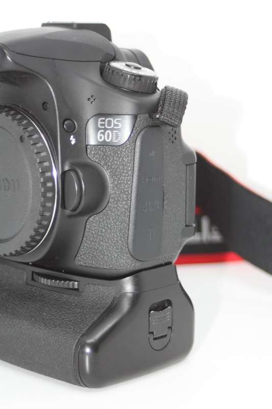 Canon EOS 60D ( BODY ONLY) WITH BATTERY GRIP , 2 BATTERIES AND CHARGER