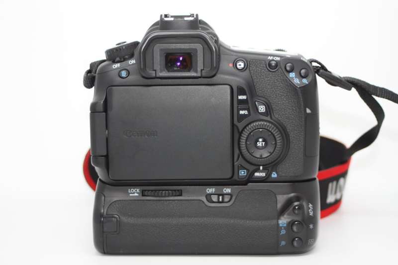 Canon EOS 60D ( BODY ONLY) WITH BATTERY GRIP , 2 BATTERIES AND CHARGER