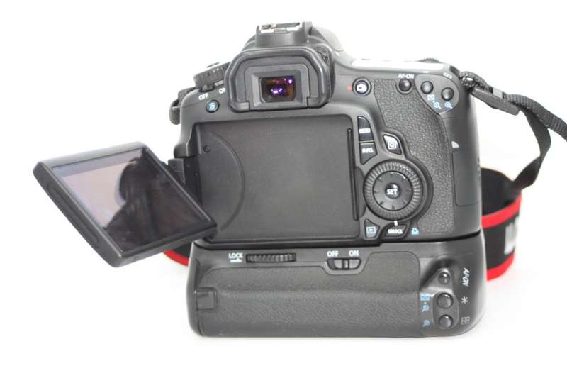 Canon EOS 60D ( BODY ONLY) WITH BATTERY GRIP , 2 BATTERIES AND CHARGER