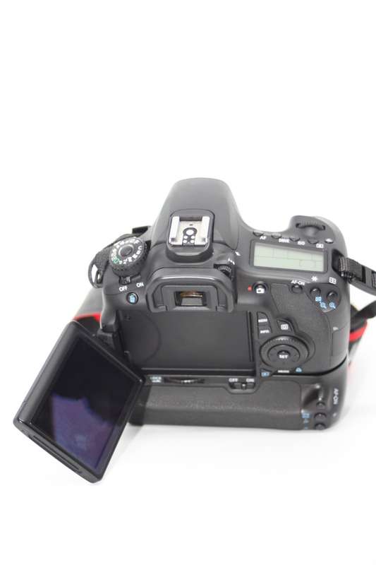 Canon EOS 60D ( BODY ONLY) WITH BATTERY GRIP , 2 BATTERIES AND CHARGER