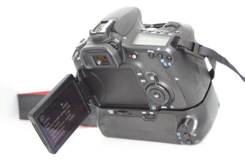 Canon EOS 60D ( BODY ONLY) WITH BATTERY GRIP , 2 BATTERIES AND CHARGER