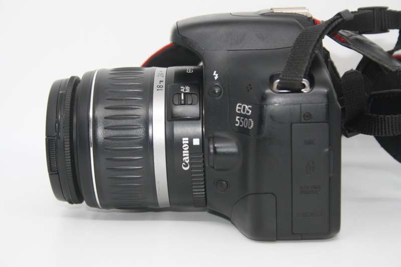 Canon EOS 550D 18 MP Digital SLR ,FULL HD MOVIES,  18-55mm II ZOOM Lens, BATTERY AND CHARGER