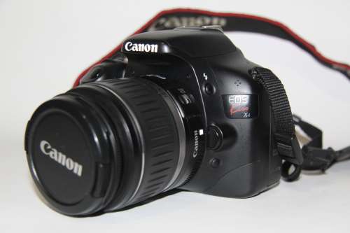 Canon EOS 550D (KISS X4), 18 MP DSLR , 18-55mm II ZOOM Lens, FULL HD MOVIES, BATTERY AND CHARGER
