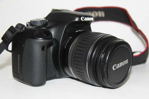 Canon EOS 550D (KISS X4), 18 MP DSLR , 18-55mm II ZOOM Lens, FULL HD MOVIES, BATTERY AND CHARGER