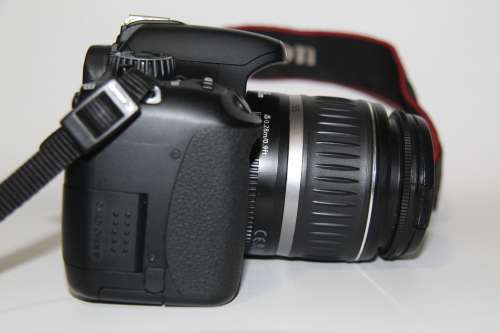 Canon EOS 550D (KISS X4), 18 MP DSLR , 18-55mm II ZOOM Lens, FULL HD MOVIES, BATTERY AND CHARGER