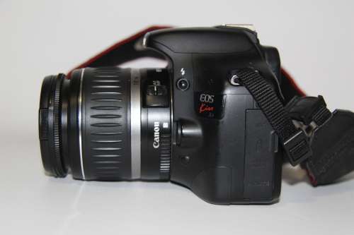 Canon EOS 550D (KISS X4), 18 MP DSLR , 18-55mm II ZOOM Lens, FULL HD MOVIES, BATTERY AND CHARGER