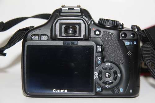 Canon EOS 550D (KISS X4), 18 MP DSLR , 18-55mm II ZOOM Lens, FULL HD MOVIES, BATTERY AND CHARGER