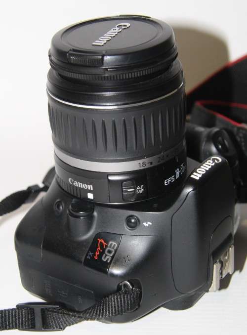 Canon EOS 550D (KISS X4), 18 MP DSLR , 18-55mm II ZOOM Lens, FULL HD MOVIES, BATTERY AND CHARGER