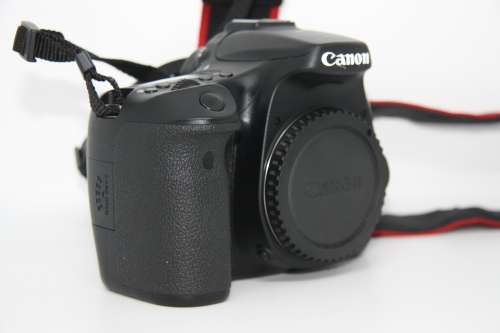 Canon EOS 70D DSLR Camera ( BODY ONLY ) WITH CHARGER