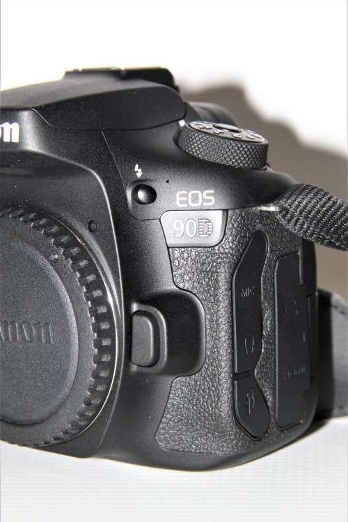 Canon 90D 32.5MP DSLR Body Only Black IN NEW CONDITION