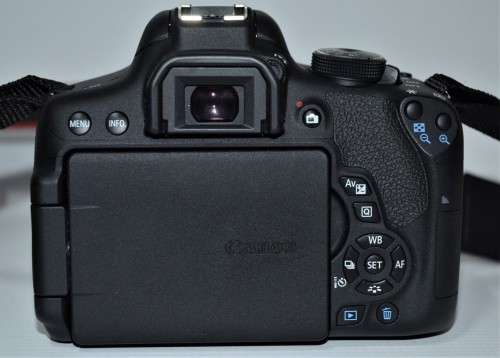 Canon EOS 750D 24MP DSLR Camera WITH 18-55MM III , CANON BAG AND CHARGER.