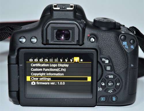 Canon EOS 750D 24MP DSLR Camera WITH 18-55MM III , CANON BAG AND CHARGER.