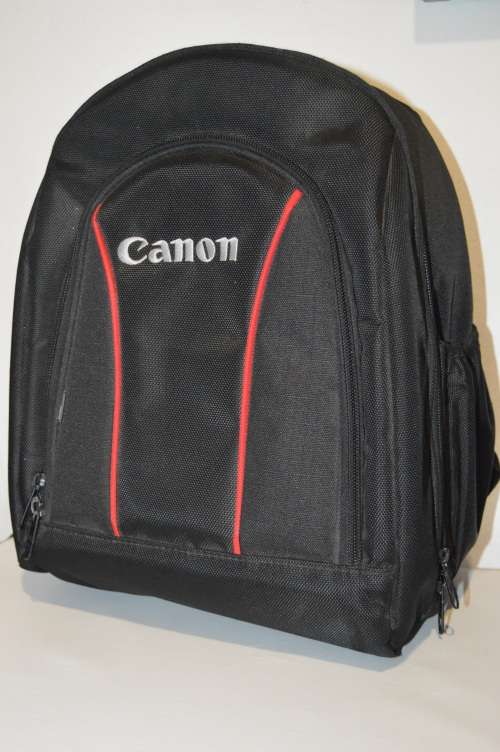 Canon EOS 750D 24MP DSLR Camera WITH 18-55MM III , CANON BAG AND CHARGER.