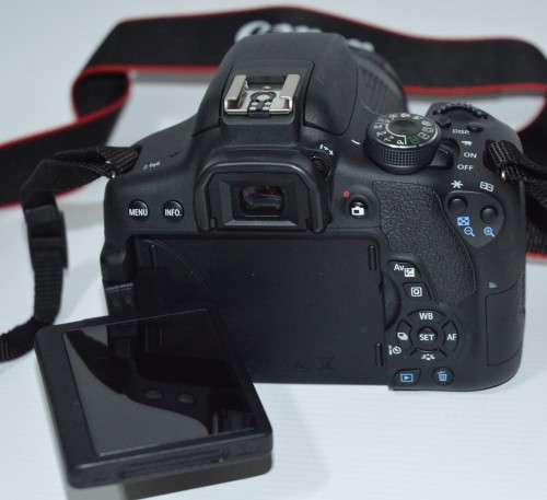 Canon EOS 750D 24MP DSLR Camera WITH 18-55MM III , CANON BAG AND CHARGER.