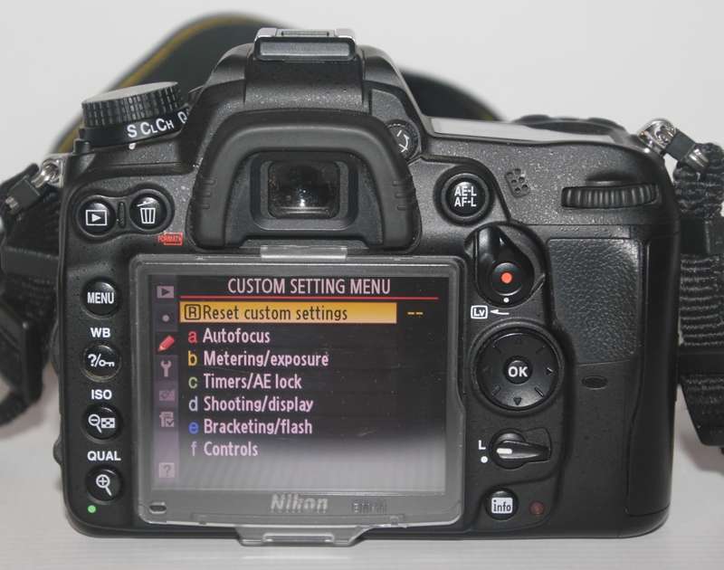 NIKON D7000, 16MP DSRL + 18-105MM VR LENS IN EXCELLENT CONDITION )LOW SHUTTER COUNT OF 11650