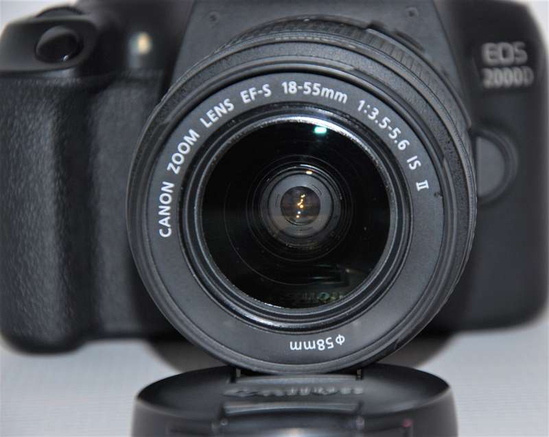 Canon EOS 2000D 24MP DSLR, FULL HD MOVIES , 18-55MM ZOOM LENS IN VERY GOOD CONDITION