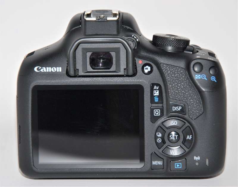 Canon EOS 2000D 24MP DSLR, FULL HD MOVIES , 18-55MM ZOOM LENS IN VERY GOOD CONDITION