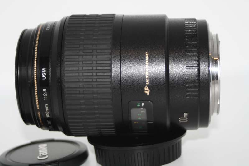 Canon EF 100mm f/2.8 USM Macro Lens in Very Good Condition