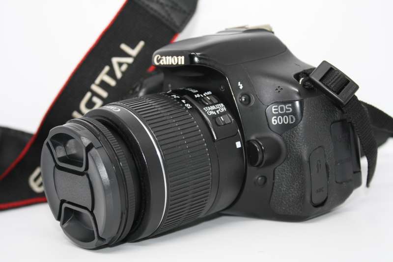 Canon EOS 600D 18MP Digital SLR Camera, FHD MOVIES , 18-55mm III Lens, CHARGER , Very Good Condition