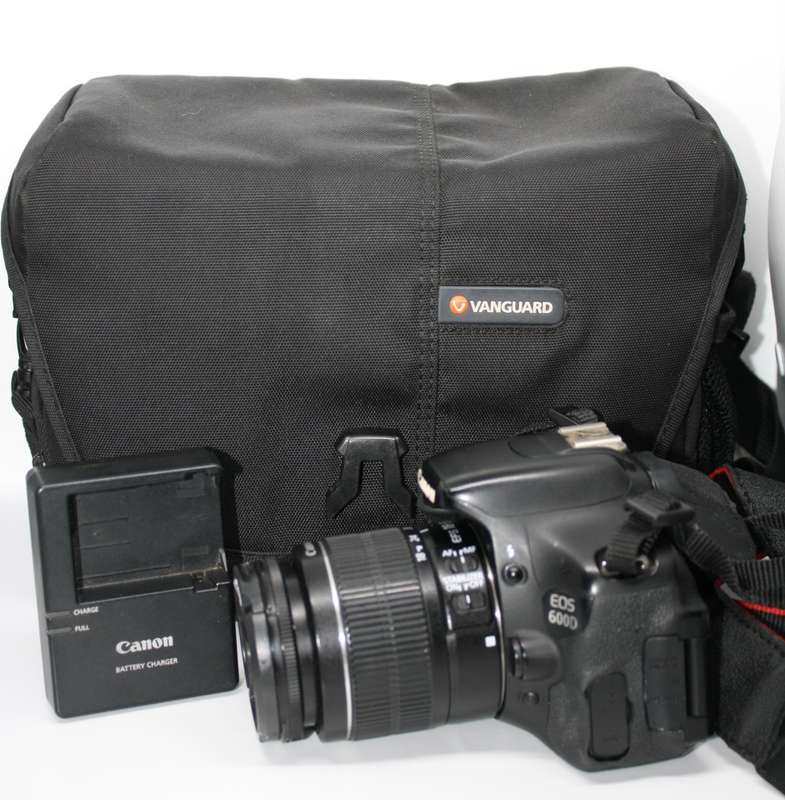 Canon EOS 600D 18MP Digital SLR Camera, FHD MOVIES , 18-55mm III Lens, CHARGER , Very Good Condition