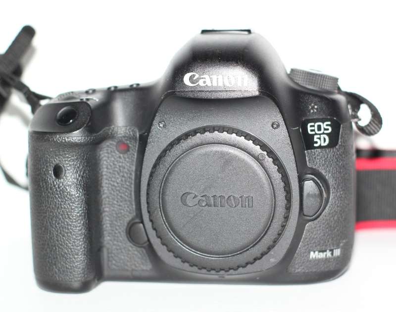 Canon EOS 5D Mark III 22.3 MP Full Frame CMOS with 1080p Full-HD Video Mode Digital SLR Camera (Body