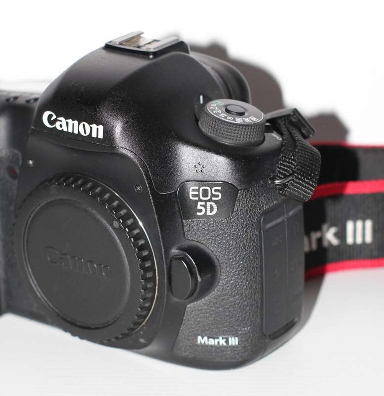 Canon EOS 5D Mark III 22.3 MP Full Frame CMOS with 1080p Full-HD Video Mode Digital SLR Camera (Body