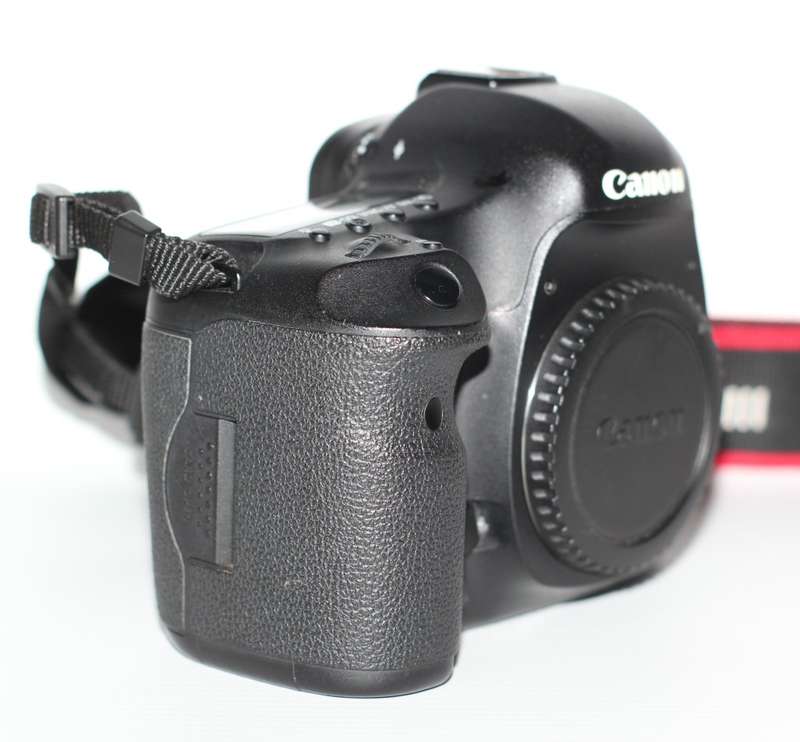 Canon EOS 5D Mark III 22.3 MP Full Frame CMOS with 1080p Full-HD Video Mode Digital SLR Camera (Body
