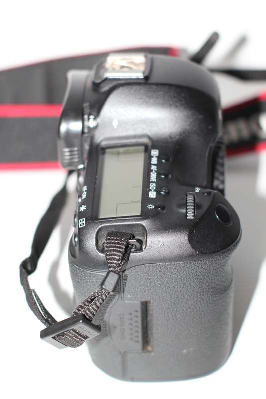 Canon EOS 5D Mark III 22.3 MP Full Frame CMOS with 1080p Full-HD Video Mode Digital SLR Camera (Body