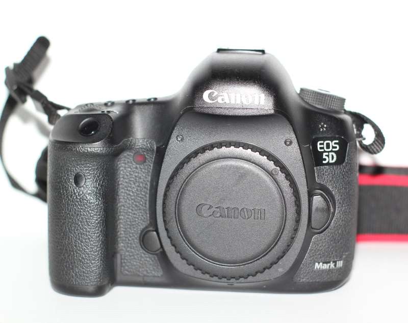 Canon EOS 5D Mark III 22.3 MP Full Frame CMOS with 1080p Full-HD Video Mode Digital SLR Camera (Body
