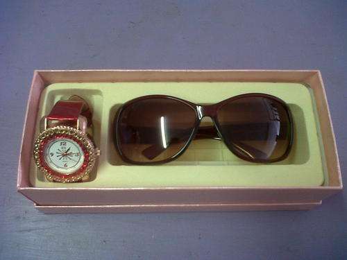 !!!!!!!!BRAND NEW!!!!!!!!! WOMEN'S WATCH AND GLASSES COMBO!!!!!!!!CRAZY R1 START