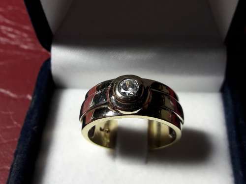 9 ct Solid Gold Ring with Diamond