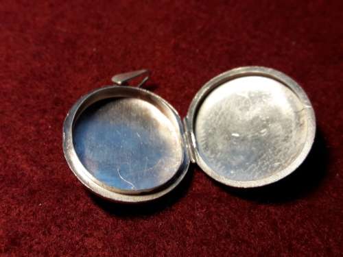 VINTAGE SOLID STERLING SILVER LOCKET