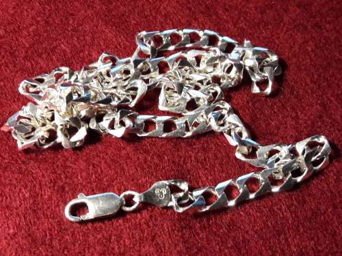 LOVELY SOLID GENUINE STERLING SILVER NECKLACE WITH ITALIAN CLASP IN EXCELLENT IN EXCELLENT CONDITION