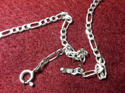 LOVELY SOLID GENUINE STERLING SILVER NECKLACE IN EXCELLENT CONDITION