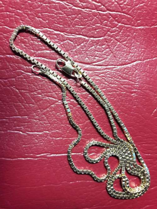 LOVELY 9 CT SOLID GENUINE GOLD BOX NECKLACE WITH ITALIAN CLASP IN EXCELLENT CONDITION