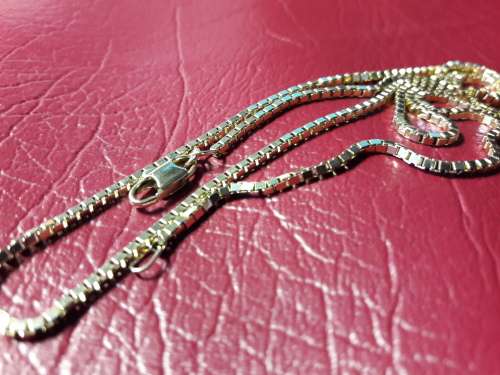 LOVELY 9 CT SOLID GENUINE GOLD BOX NECKLACE WITH ITALIAN CLASP IN EXCELLENT CONDITION